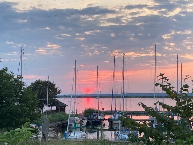 Blick auf die Marina bei Sonneruntergang